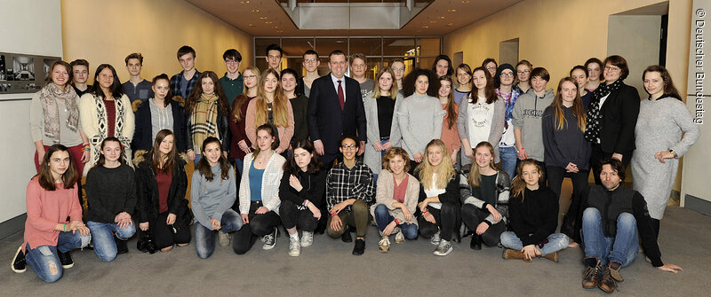 MdB Dr. Reinhard Brandl mit den Schülerinnen und Schülern des Gnadenthal-Gymnasiums Ingolstadt