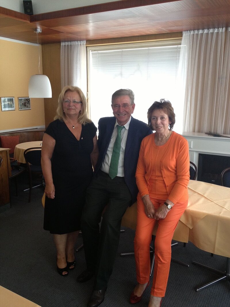 Roswitha Haß, Dr. Thomas Goppel und Annemarie Höcht im Neuburger Cafe Huber