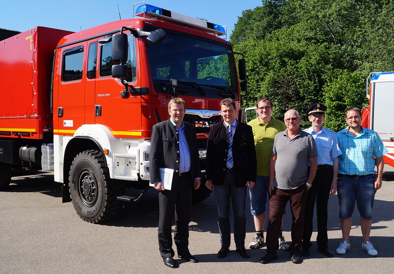 MdB Dr. Reinhard Brandl, Bürgermeister Günter Gamisch und die Vertreter der Feuerwehr