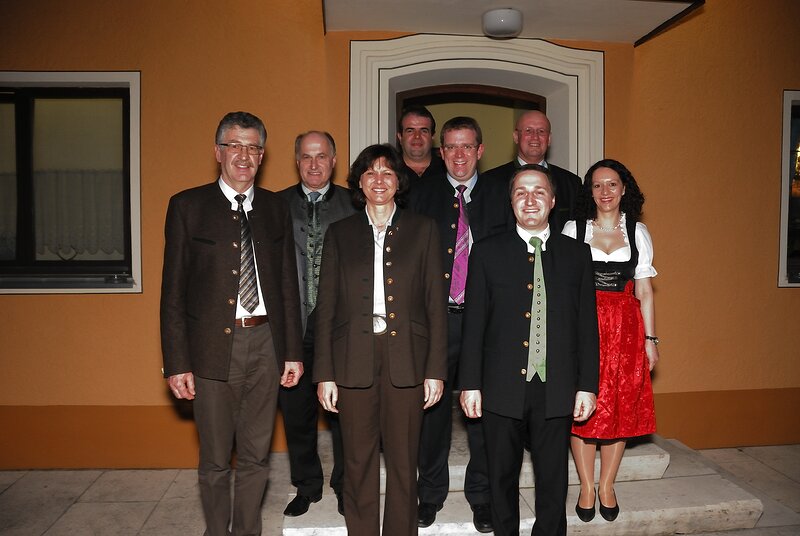 Bernhard Weiß, Reinhard Eichiner, Ilse Aigner, Dr. Reinhard Brandl, Josef Geyer, Anton Knapp und Maria Weber in Attenzell