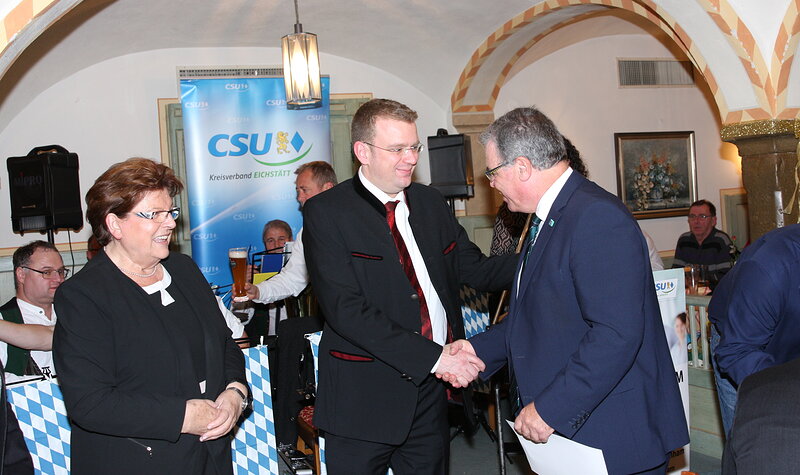 Landtagspräsidentin Barbara Stamm und MdB Dr. Reinhard Brandl gratulieren Konrad Lins