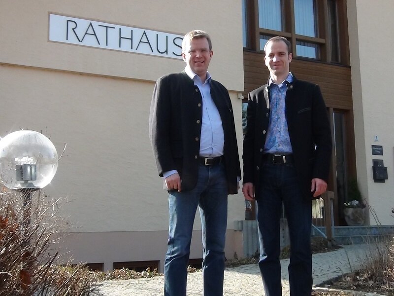 Reinhard Brandl und Andreas Brigl vor dem Tittinger Rathaus
