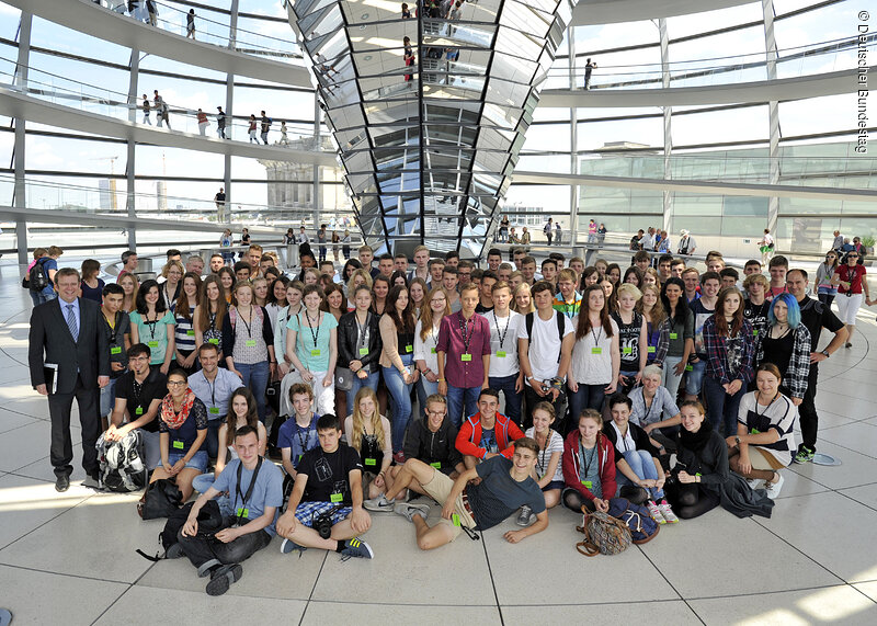Reinhard Brandl mit den Schülerinnen und Schülern des Willibald-Gymnasiums auf der Reichstagskuppel