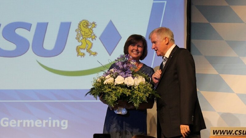 Ministerpräsident Horst Seehofer gratuliert Ilse Aigner