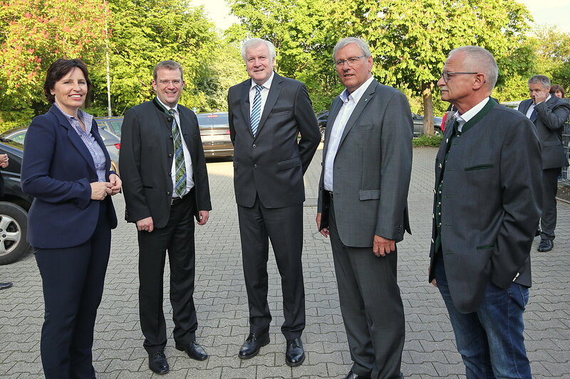 Christine Haderthauer, Reinhard Brandl, Horst Seehofer, Hans Süßbauer und Hans-Jürgen Binner vor dem Sportheim Gerolfing