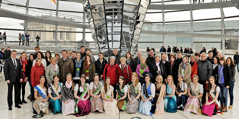 Reinhard Brandl mit seinen Gästen auf der Reichstagskuppel