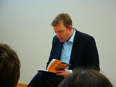 Reinhard Brandl liest an der Grundschule Berg im Gau 
