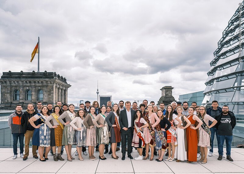 Königlicher Besuch im Bundestag: Unter den Gästen der Gruppe waren zahlreiche Königinnen aus dem Wahlkreis.