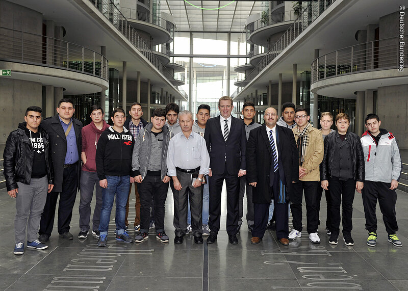 Die IBV-Schülergruppe mit MdB Dr. Reinhard Brandl im Paul-Löbe-Haus