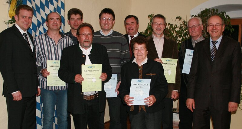 Reinhard Brandl, links und Josef Mirlach, rechts mit den Jubilaren des CSU-Ortsverbandes