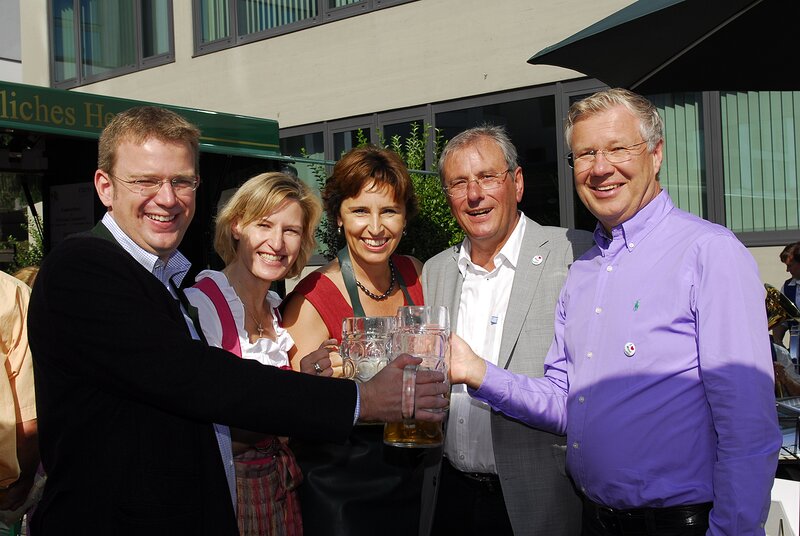 Reinhard Brandl, Angelika Niebler, Christine Haderthauer, Hans Süßbauer und Alfred Lehmann stoßen an, auf ein gelungenes Viktualienmarktfest