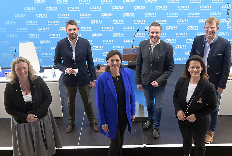 CSU-Bezirksvorsitzende Ilse Aigner mit den 5 stv. Vorsitzenden