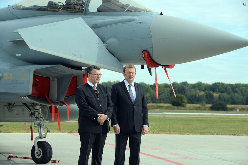 Staatsminister Florian Hermann und Dr. Reinhard Brandl MdB am Flugplatz Zell; Foto: X. Habermeier