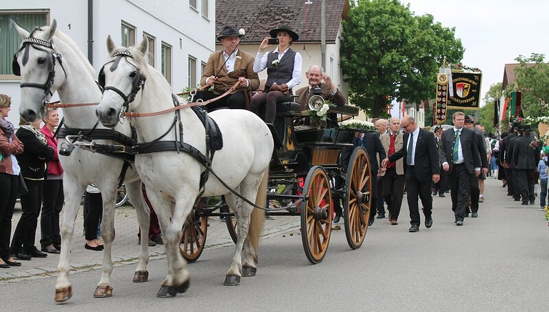 Festzug durch Erkertshofen