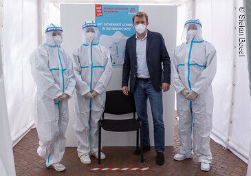 Dr. Reinhard Brandl besuchte die Schnelltest-Station.