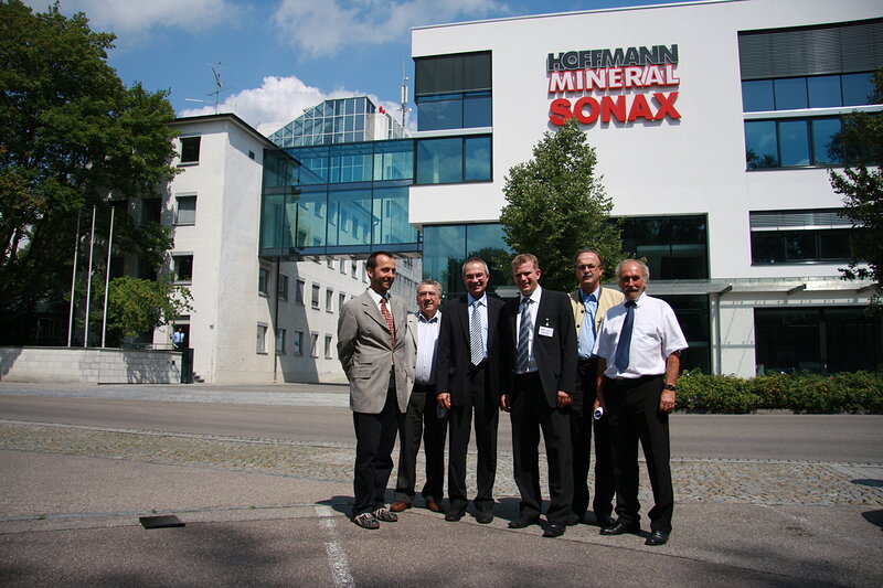 Gruppenbild vor dem Firmengbäude (v.l.: Techn. Leiter Dr. Karlheinz Schmidt, Stadtrat Walter Friemel, Vorsitzender der Geschäftsleitung Manfred Hoffmann jr., Dr. Reinhard Brandl, Stadtrat Rüdiger Vogt, Hubert Löffler)