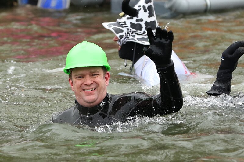 Dr. Reinhard Brandl MdB in der kalten Donau; @ Marek Kowalski