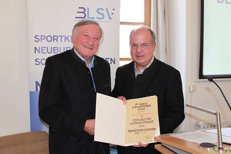 BLSV-Bezirksvorsitzender Otto Marchner überreicht Fritz Goschenhofer die Ehrennadel in Gold mit silbernem Lorbeer