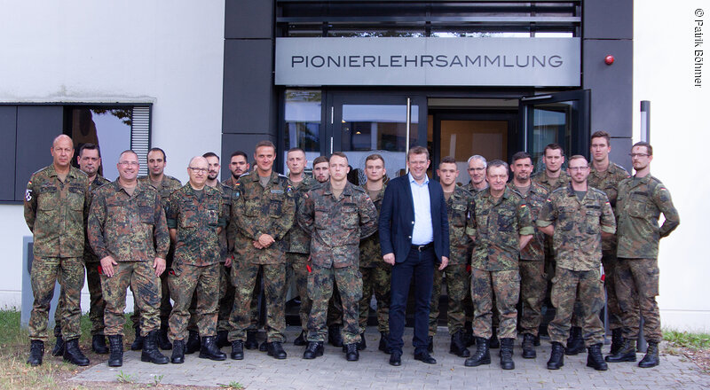 Dr. Reinhard Brandl mit den Soldaten vor der Pionierlehrsammlung; Foto: Bundeswehr