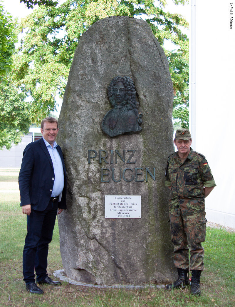 Dr. Reinhard Brandl MdB und Oberst Busch vor dem Gedenkstein; Foto: Bundeswehr