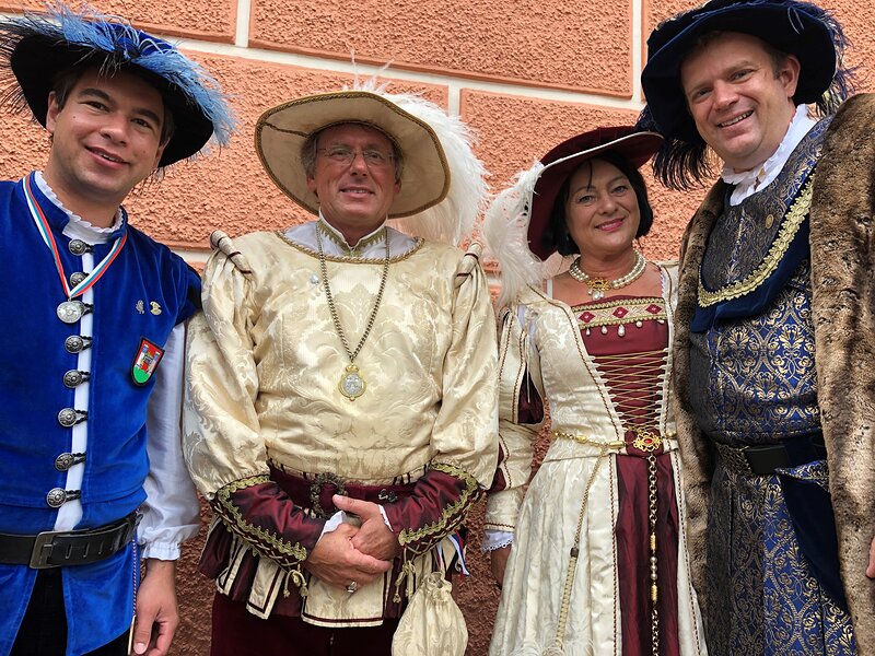 Matthias Enghuber MdL, Oberbürgermeister Dr. Bernahrd Gmehling, Hermine Gmehling und Dr. Reinhard Brandl MdB beim Schlossfest-Umzug