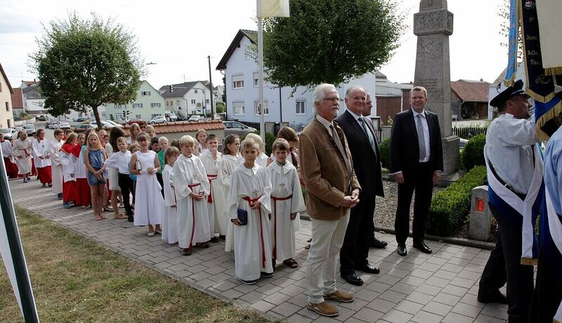 Bürgermeister Peter Doliwa und Michael Stampfer mit Reinhard Brandl beim Einzug in die Eitensheimer Kirche