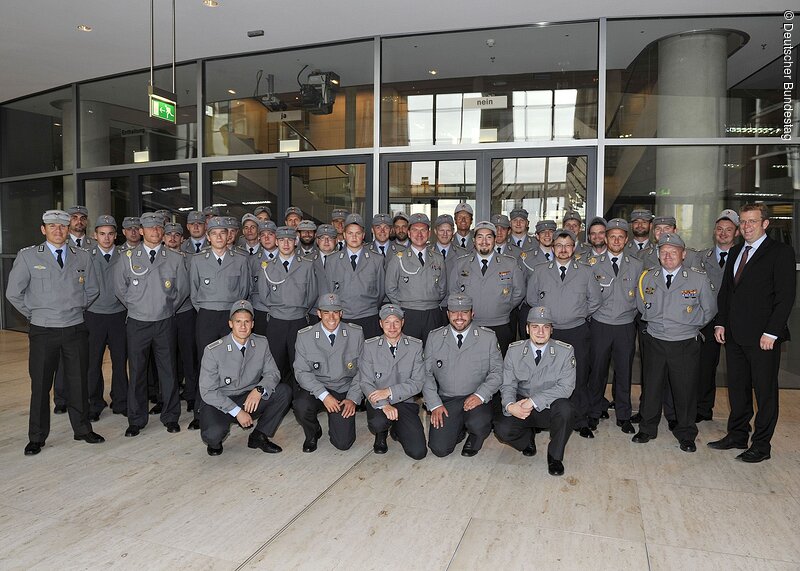 Reinhard Brandl mit den Soldaten aus Ingolstadt vor dem Plenarsaal