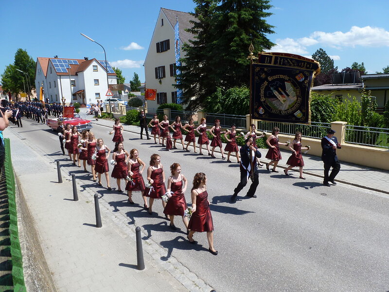 Die Festdamen der FFW Großmehring beim Festzug