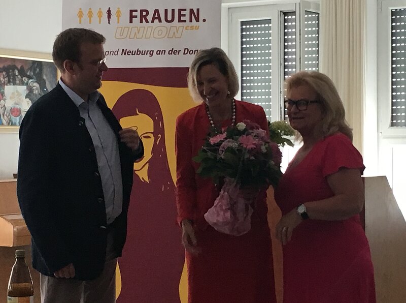 FU-Ortsvorsitzende Roswitha Haß bedankt sich bei Prof. Dr. Angelika Niebler und MdB Dr. Reinhard Brandl