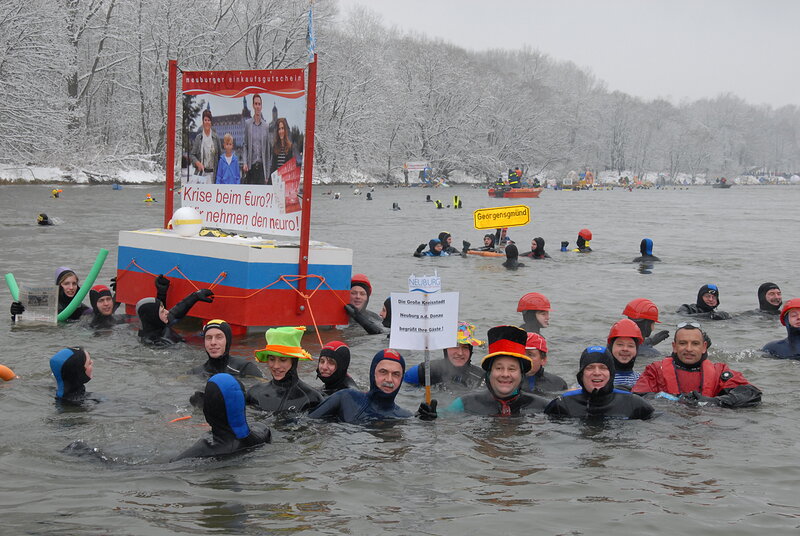 Auch im kalten Wasser noch gut gelaunt - MdB Dr. Reinhard Brandl und Oberbürgermeister Dr. Bernhard Gmehling