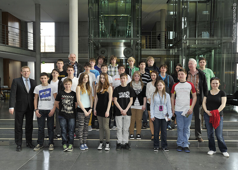 Reinhard Brandl mit den Gästen der Mittelschule Beilngries im Paul-Löbe-Haus