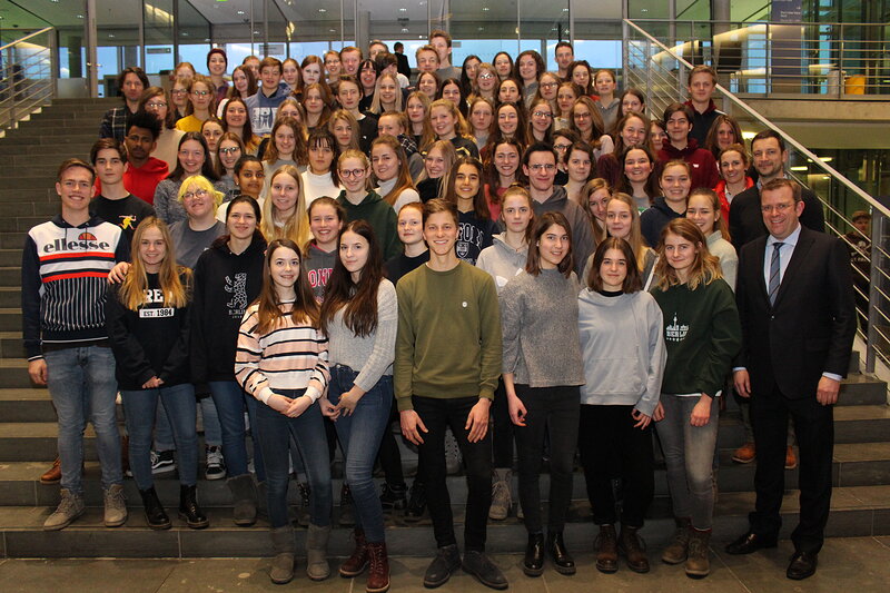 Dr. Reinhard Brandl MdB mit den Schülerinnen und Schülern des Gnadenthal-Gymnasiums; Foto: V. Gaub