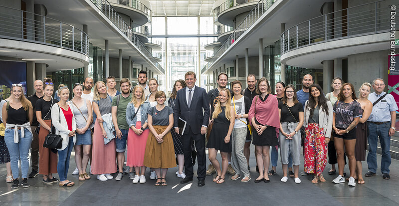 Dr. Reinhard Brandl mit seinen Gästen aus Ingolstadt; Foto: Deutscher Bundestag