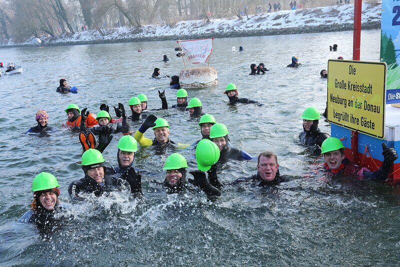Die Gruppe der Stadt Neuburg schwamm mit grünen Helmen