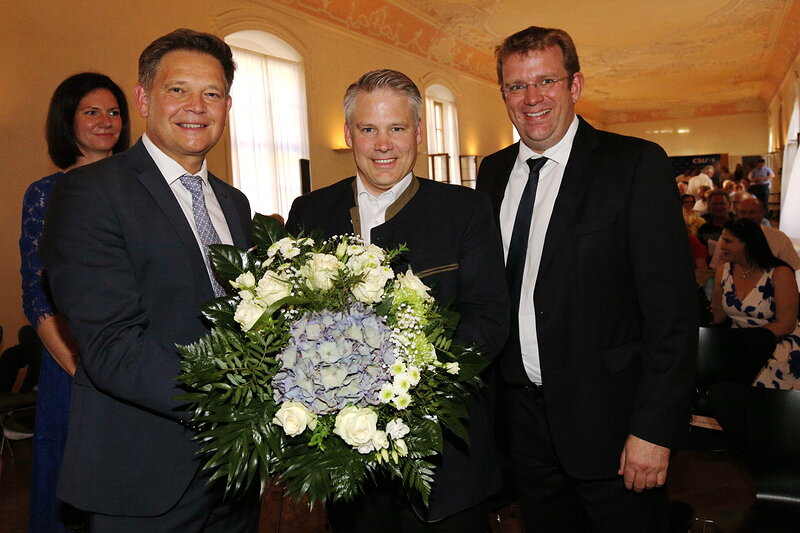 Glückwünsche und Blumen für Oberbürgermeister Dr. Christian Lösel; Foto: Marek Kowalski