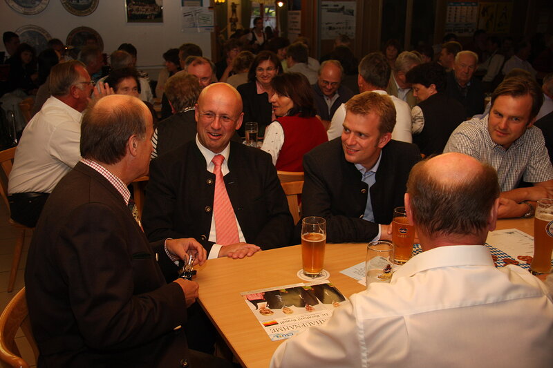 Auch Bezirksrat Reinhard Eichiner (links) und Landrat Anton Knapp (daneben) waren zur Unterstützung gekommen.