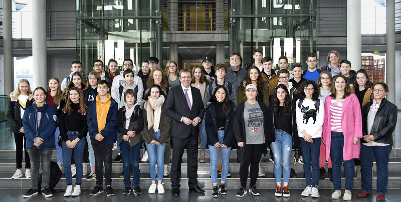Dr. Reinhard Brandl mit seinen Gästen; Foto: Bundestag