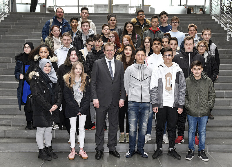 Die Schülerinnen und Schüler der Sir-William-Herschel-Schule bei Dr. Reinhard Brandl MdB in Berlin; Foto: Bundestag
