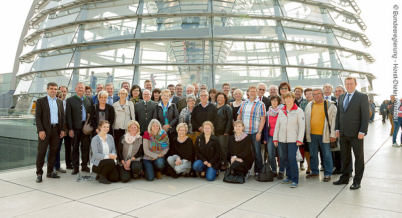 Reinhard Brandl mit seinen Gästen auf der Reichstagskuppel