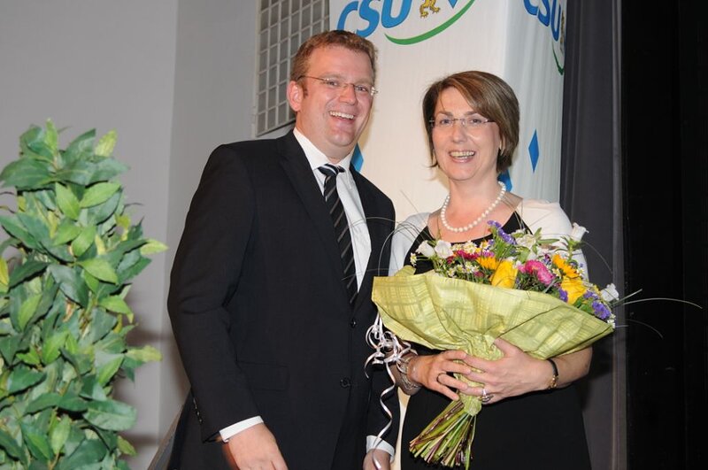 Reinhard Brandl gratuliert Tanja Schorer-Dremel