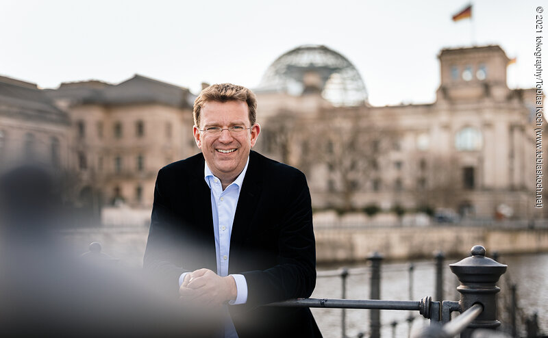 Reinhard Brandl vor dem Reichstag