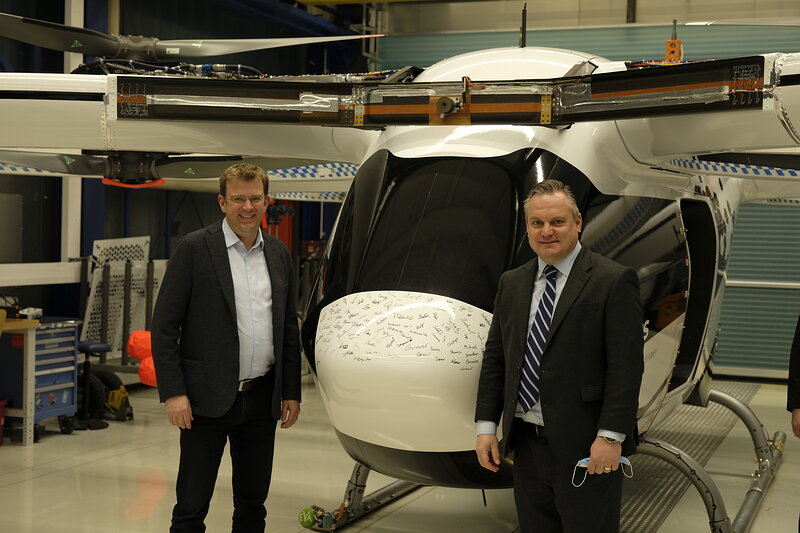 Dr. Reinhard Brandl MdB und Oberbürgermeister Dr. Christian Scharpf im Drone Center; Foto: brigk