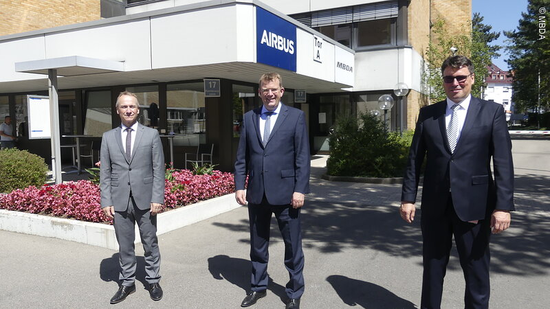 im Bild von links: Jürgen Wlodarz - Leiter Programme/Einkauf; Dr. Reinhard Brandl MdB; Martin Bührle, Betriebsleiter Ulm; Foto: MBDA