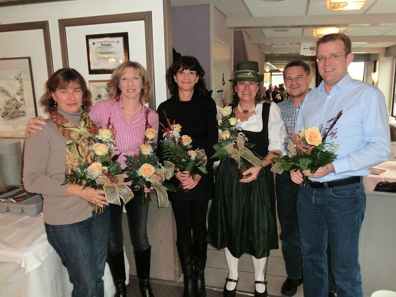 Reinhad Brandl freute sich mit den Damen der CSU Mailing-Feldkrichen über einen Blumenstrauß