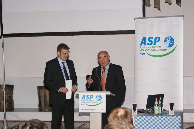 Der Vorsitzende des ASP, Herr Norbert Scholz, bedankt sich bei MdB Dr. Reinhard Brandl , Foto: espresso Mediengruppe