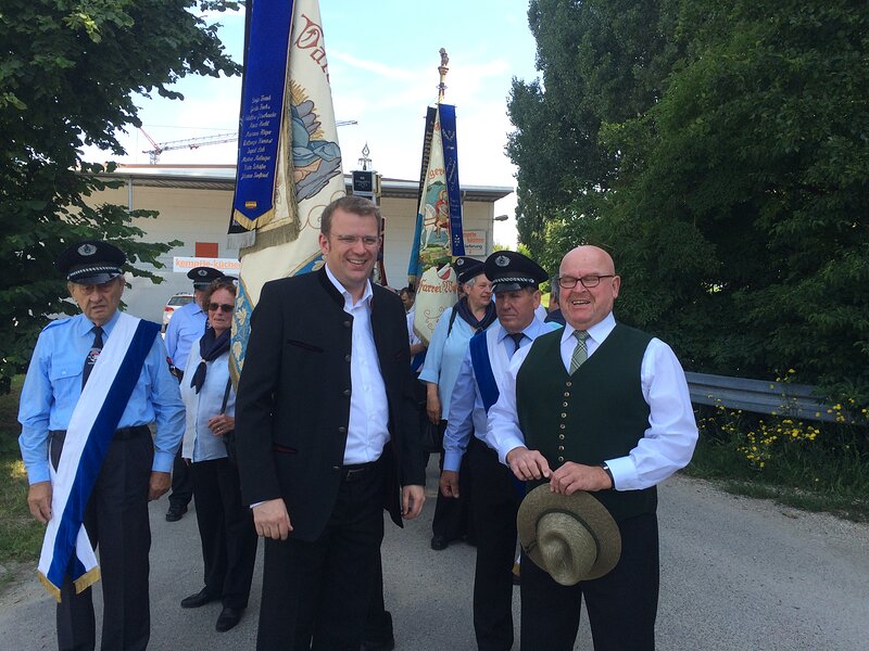 MdB Dr. Reinhard Brandl und Bürgermeister Wigbert Kramer führen den Festzug an