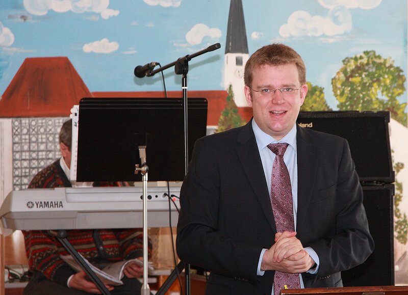 Dr. Reinhard Brandl bei seinem Grußwort in Eitensheim