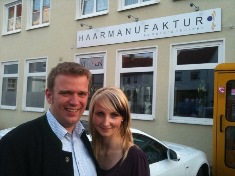 Reinhard Brandl und Sandra Thurner vor dem neuen Salon