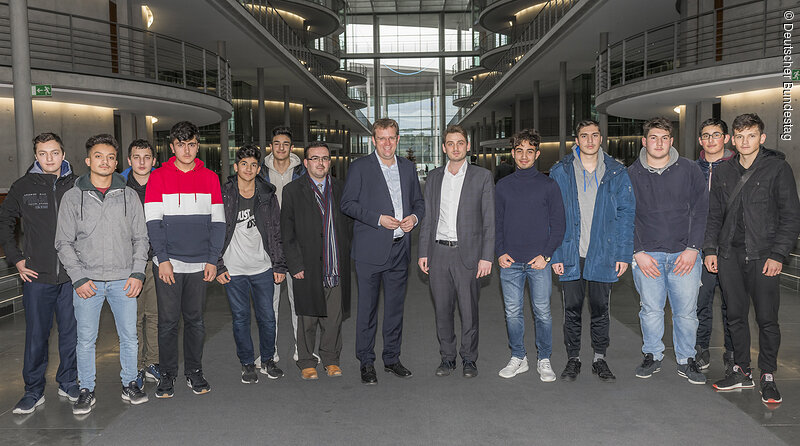 Dr. Reinhard Brandl mit seinen Gästen; Foto: Deutscher Bundestag