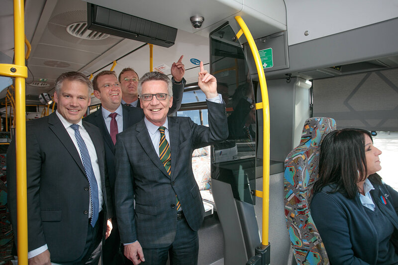 Oberbürgermeister Dr. Christian Lösel, MdB Dr. Reinhard Brandl und Bundesinnenminister Dr. Thomas de Maiziére im INVG-Bus